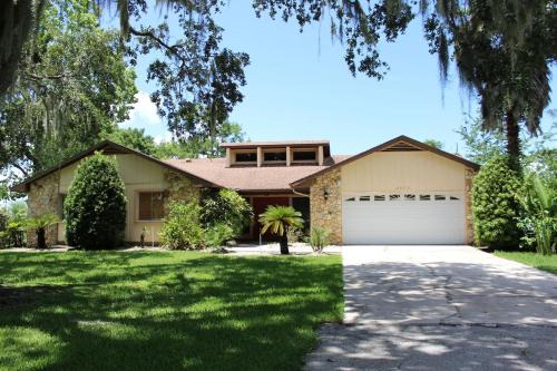 Oviedo House | Lakeview Retreat w Jacuzzi Tub Gator Den