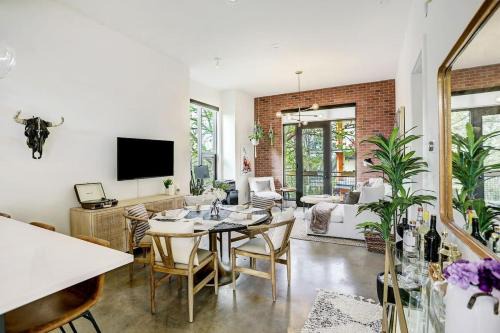 South Lamar Apartment | Lamar Treehouse