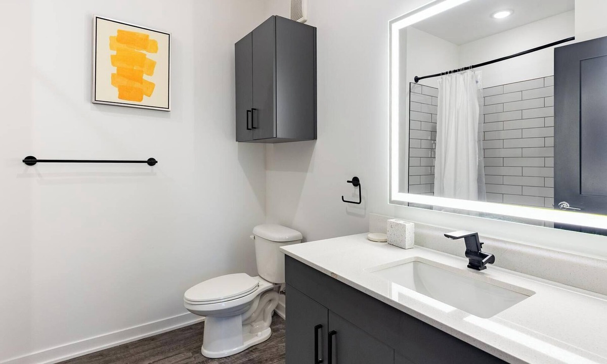 Coraopolis Apartment | Landing | Modern 2BD, Gym, Clubhouse