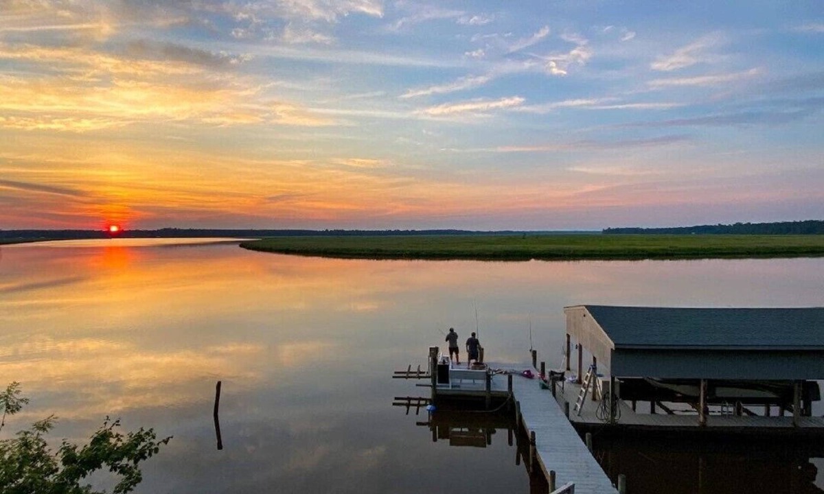 West Point House | Large riverfront retreat -views, bunkroom, firepit, playset -by Williamsburg!