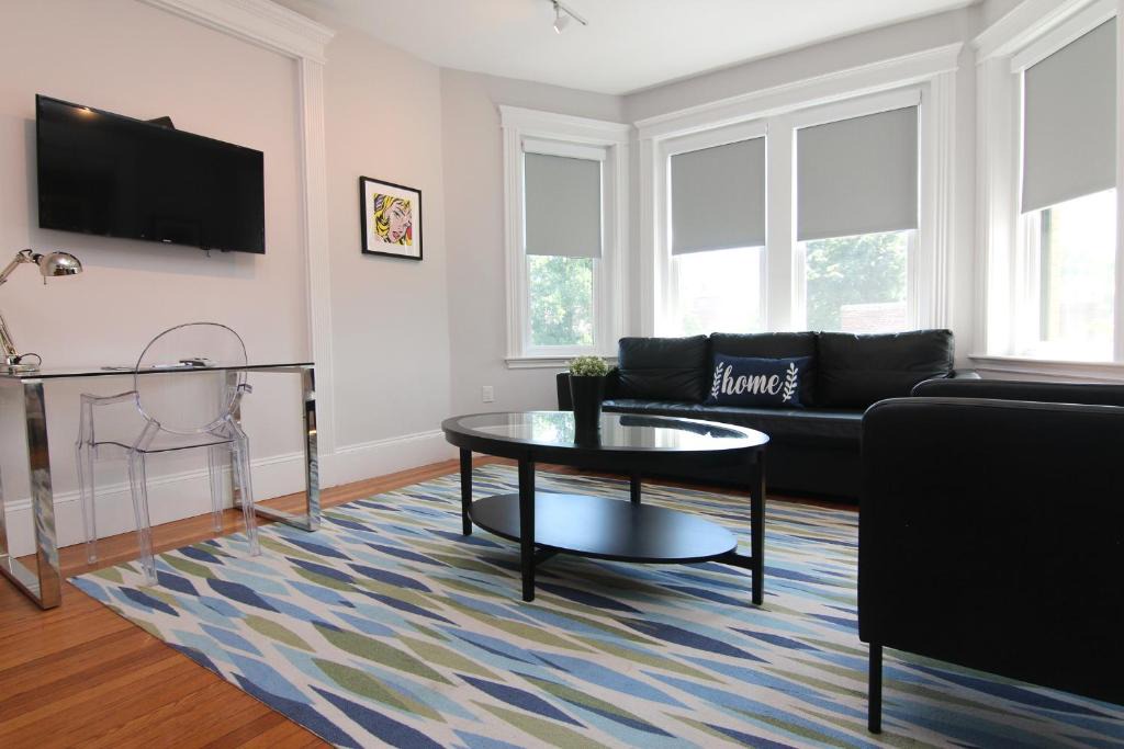 North Brookline Apartment | Large Studio w/Queen AND Sofa Bed.#38