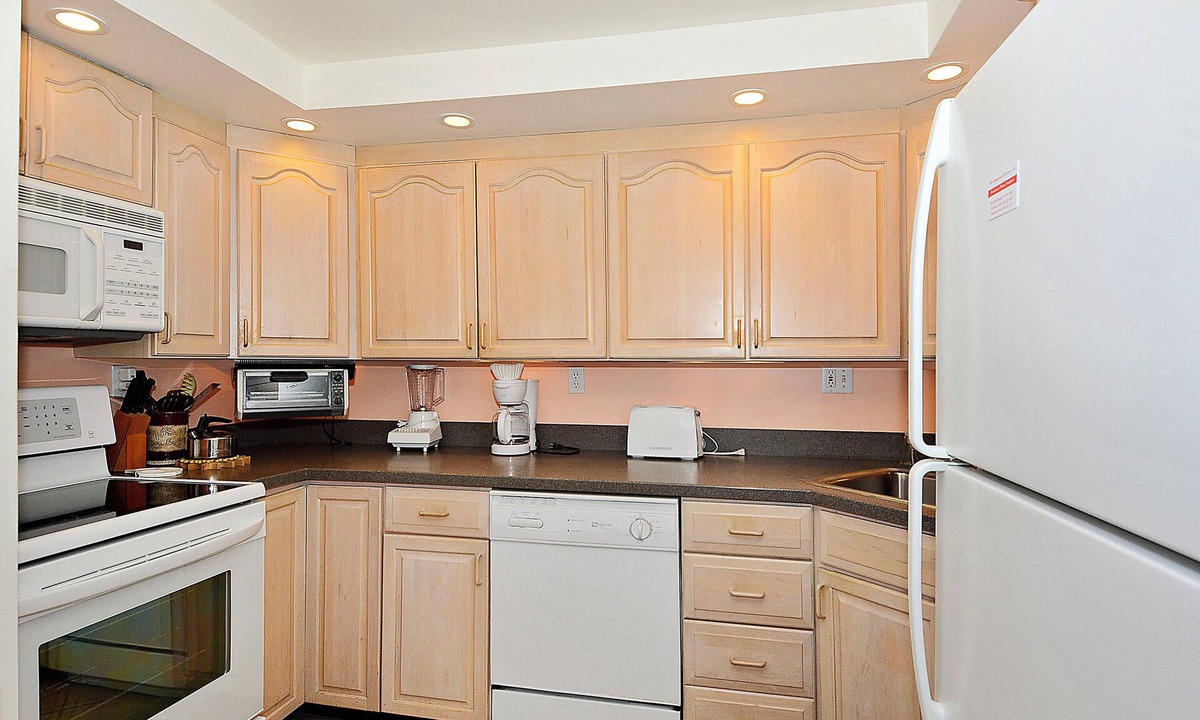Rehoboth Beach Condo | LINENS & DAILY ACTIVITIES INCLUDED*!. OCEANFRONT/BOARDWALK BUILDING/ROOFTOP POOL Lovely updated kitchen, tile flooring offer a great look to this great unit. 2bdrm/2ba with 1340 sq ft of space to relax