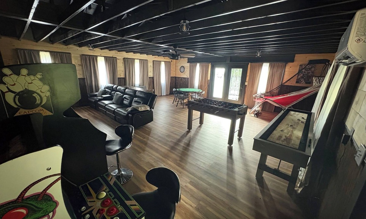 Orrtanna Cabin | Log Cabin Hideaway - off Route 30 - Game Room - Sleeps 8