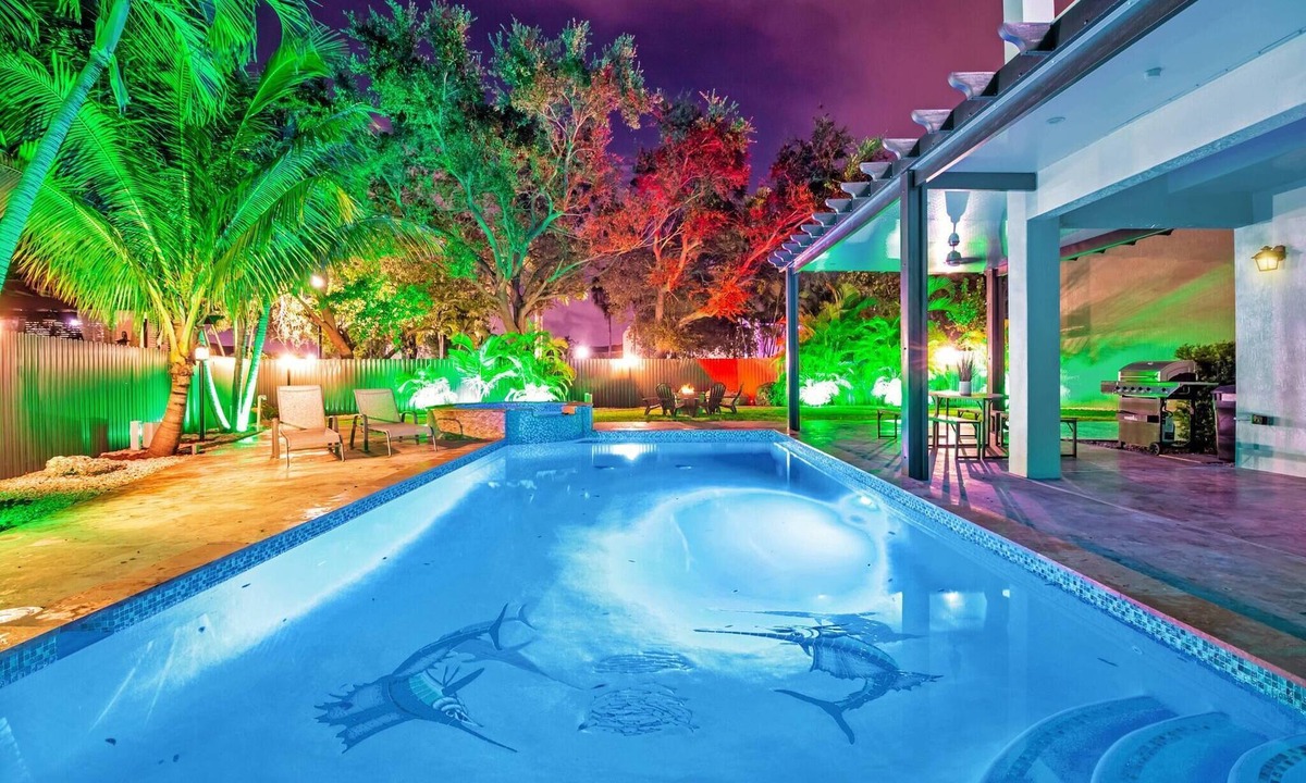 Tamiami Villa | Luxe Villa 5BR I Pool & Jacuzzi | Fire Pit | Piano