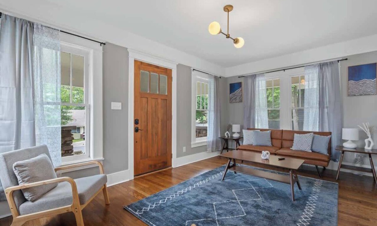 Hillcrest Apartment | Luxurious 2-Bedroom Retreat in Little Rock