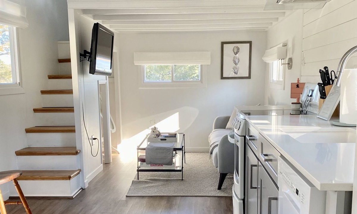 Birdsnest House | Luxurious Creekside Tiny Home-1 minute walk to the beach