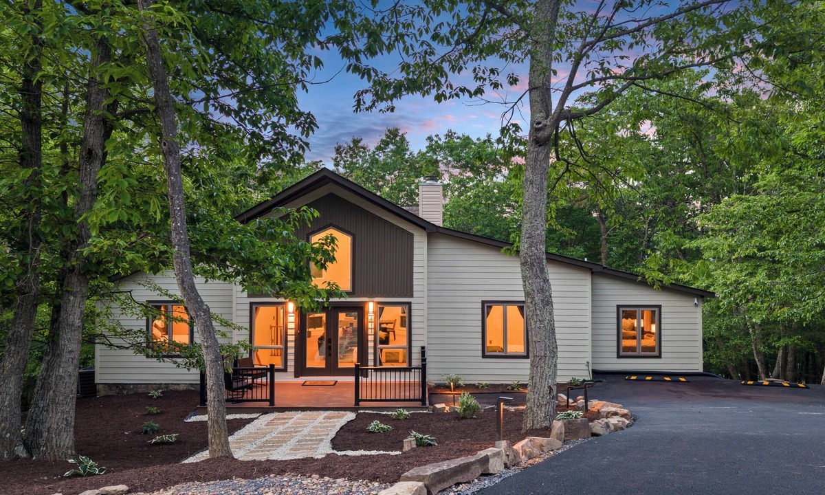 McGaheysville House | Luxury Mountain Retreat Hot Tub Sauna