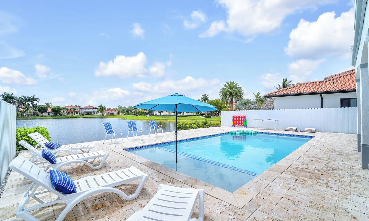 Tamiami House | Luxury Pool & Lakefront retreat in miami