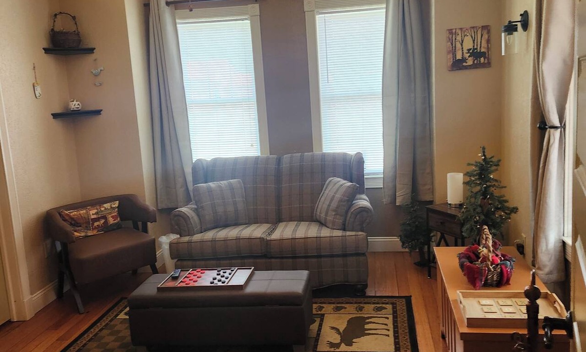 Petersburg House | Main Floor Fully Furnished 2 Bedrooms, 1 King Bed, 1 Queen Bed, 2 Single Beds