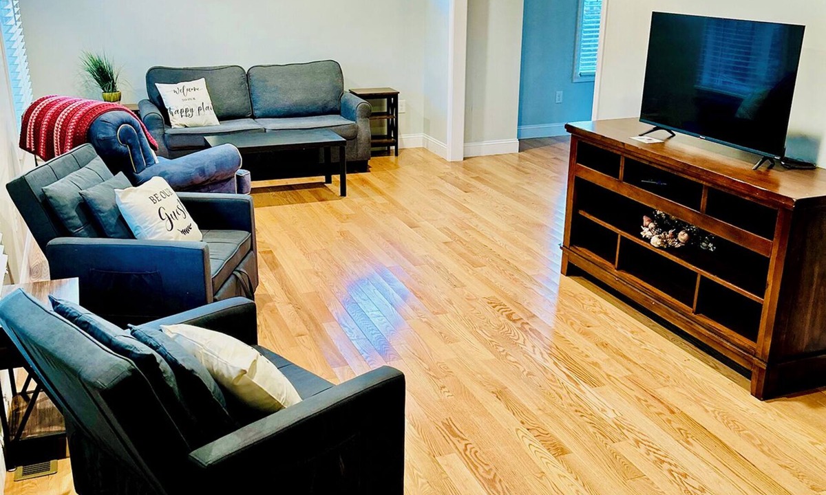 Kingston House | Maplewood Retreat: Nearby Kingston Lake | Monthly Stays