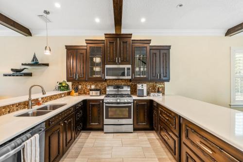 North Causeway House | Marina Villa 13 Pool, Tiki Bar & Dining, Prime Location