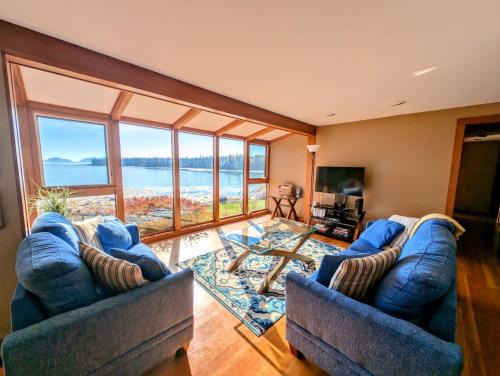 Hancock House | Mark's Waterfront Sea Cottage beach family Acadia