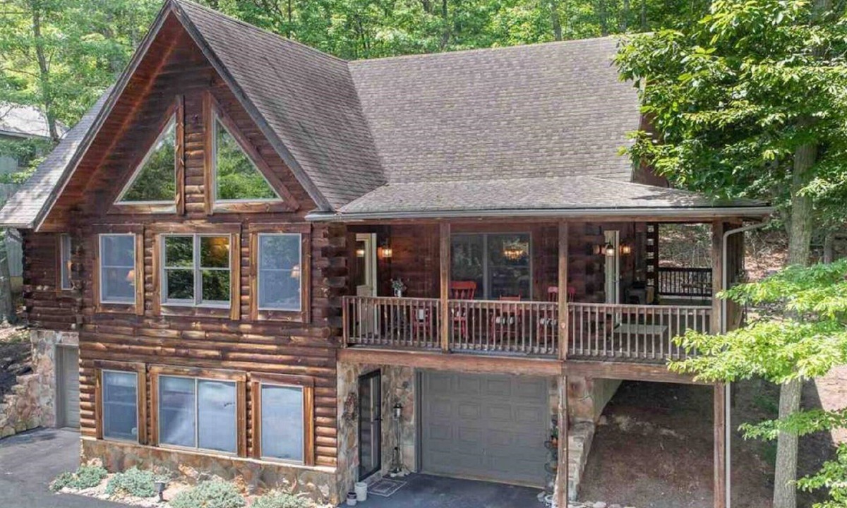 McGaheysville Cabin | Massanutten Resort log home slope views-Walk to slopes & amenities- close to JMU
