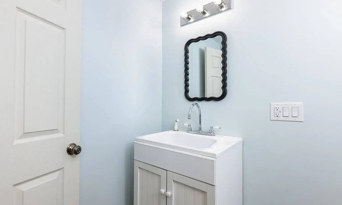 Meredith Cottage | Meredith Town & Trail Cottage - walkable to water/downtown, dogs ok!