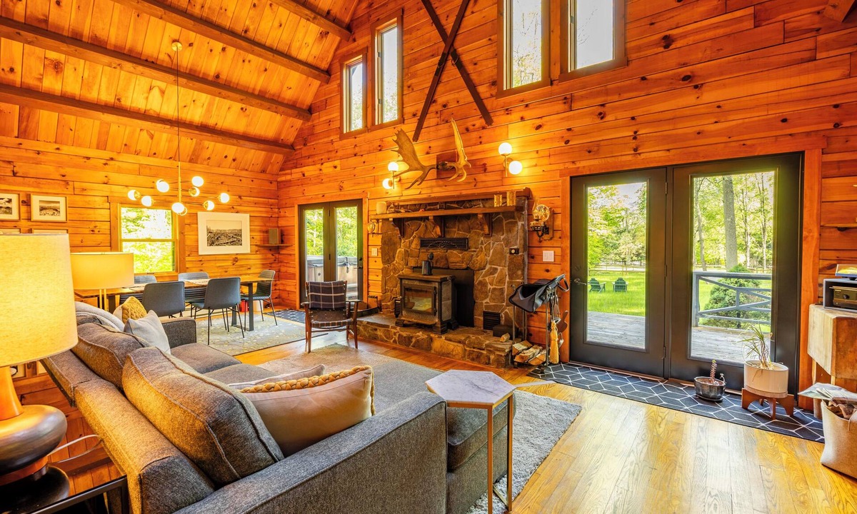 Timberline Cabin | Mingo Lodge: Old Timberline Cabin with Hot Tub & Dolly Sods Access