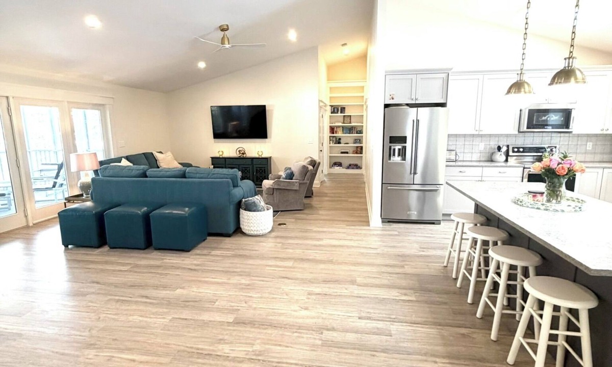 Oxford Apartment | Modern 2-bedroom apartment close to Thompson Lake in Otisfield, ME
