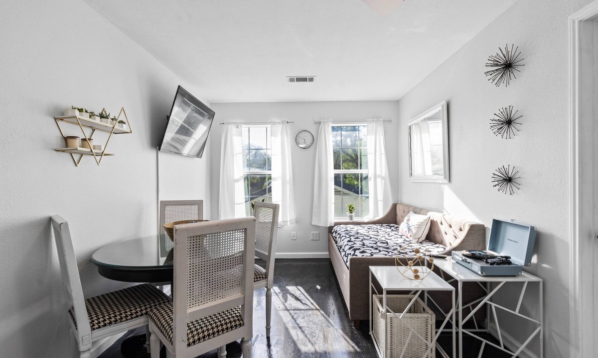 Franklin Park House | Modern 3bd/2ba Suite with Full Gym & Large Patio!