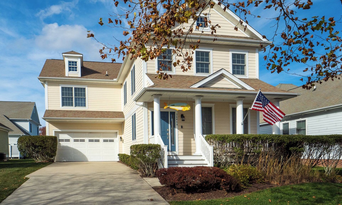 The Commons House | Modern Bayside Villa: Ideal for Family and Golf