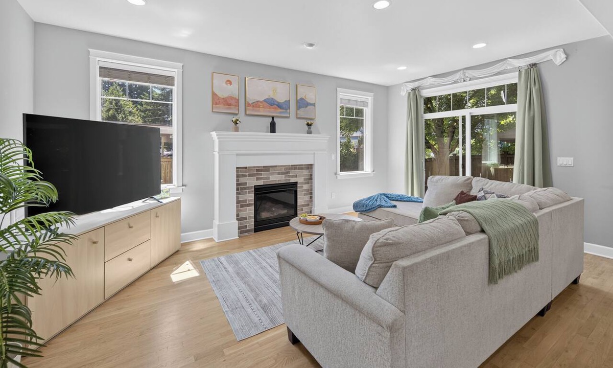 Edmonds House | Modern Edmonds Escape: Spacious, 3BDRM, Fireplace