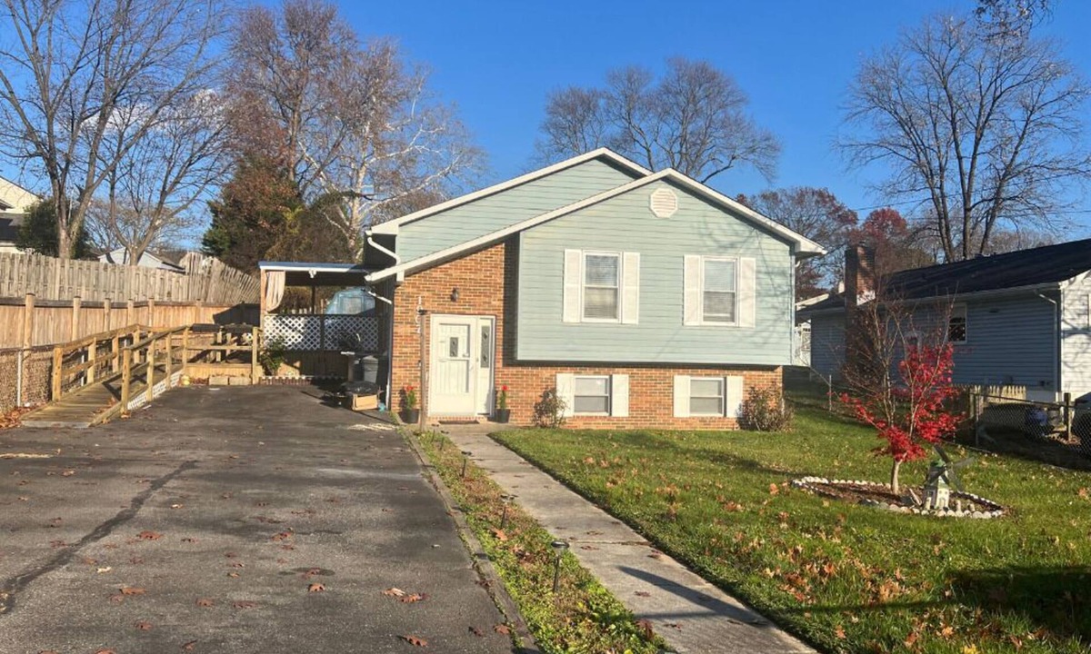 Halethorpe House | Modern Halethorpe Home. Sleeps 8. 4 Beds. Near BWI, UMBC & Baltimore