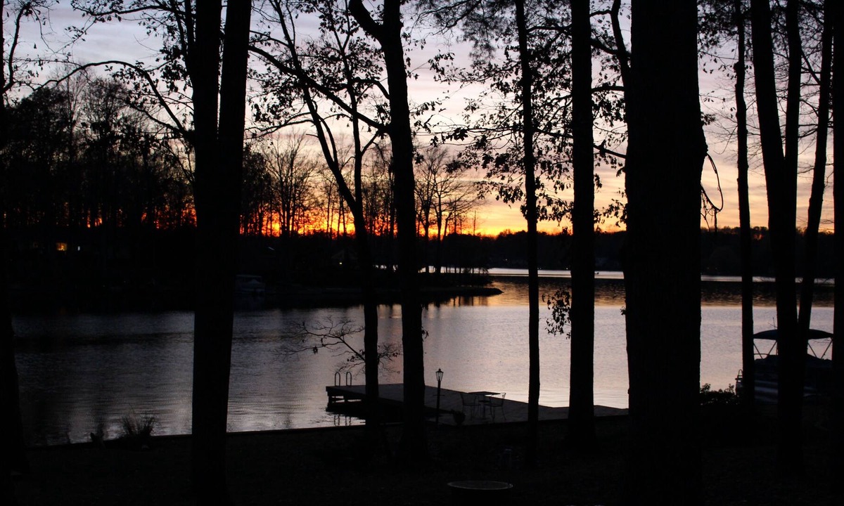 Lake of the Woods House | Modern Lakeside Vacation Getaway With 65" Hdtv And Large Entertainment Room