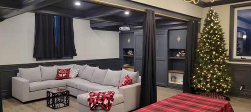 Milton Apartment | Modern Loft with Immersive Theatre Experience