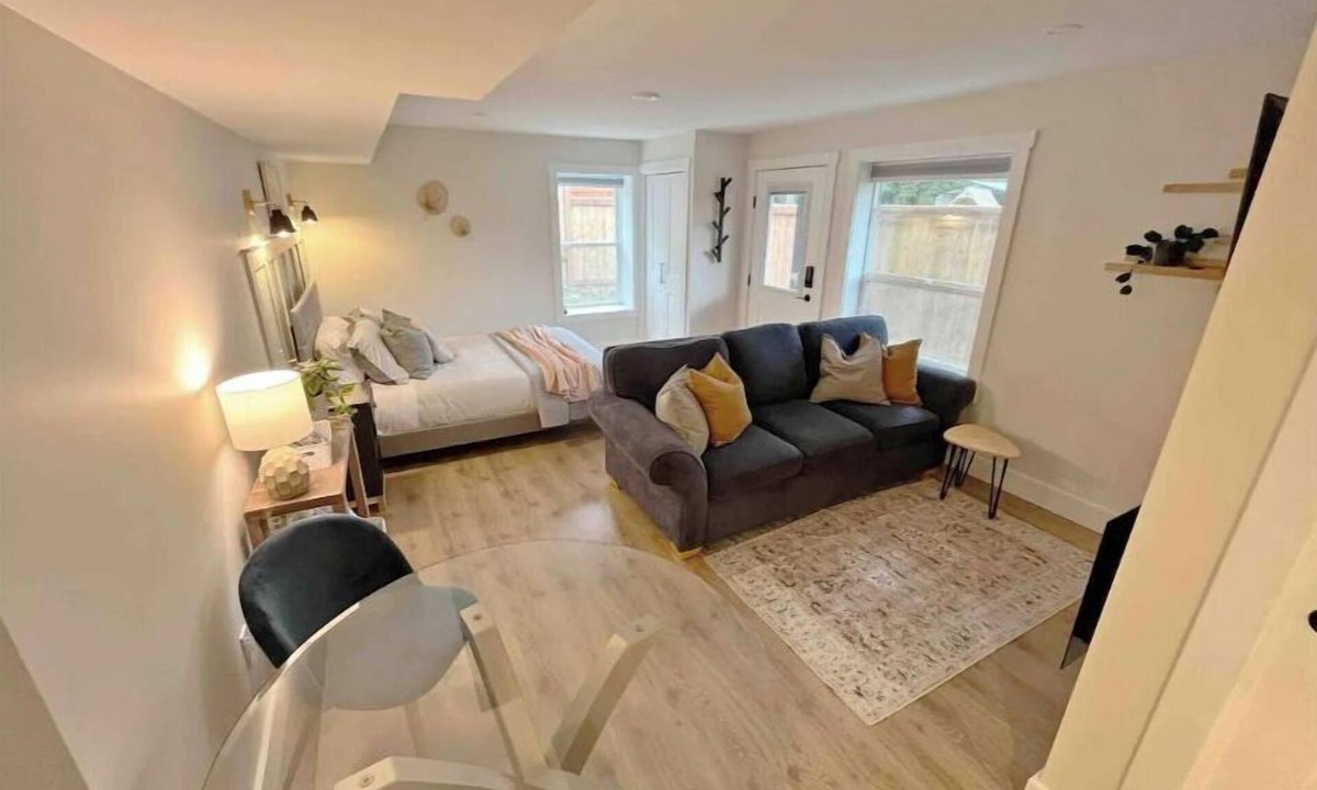 Duncan Apartment | Modern studio with soft tub -Ratcliffe Guest Suite
