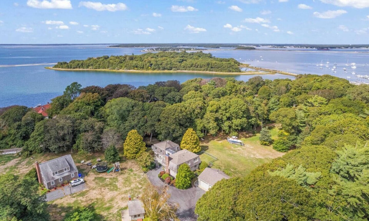 Bourne House | Monument Beach Cape Cod 4Bd Central AC Retreat