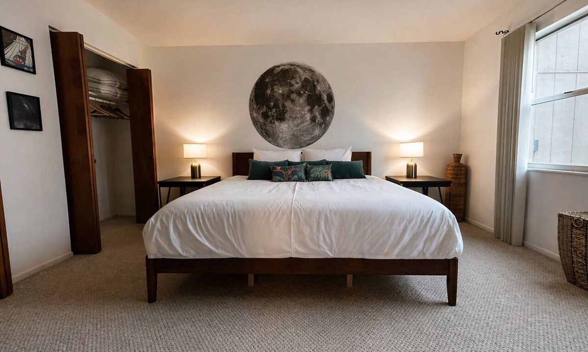 Sherwood Estates Condo | Moon Themed Condo - 10 Mins for KSC & 45 to Orlando!