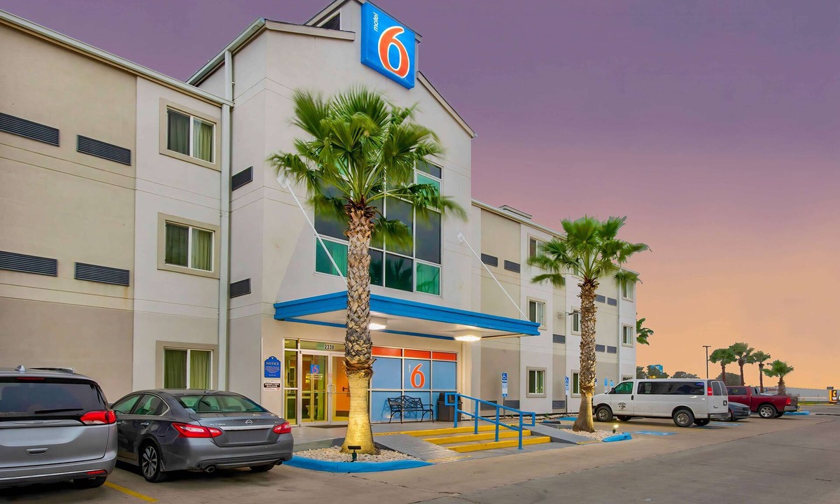 Eagle Pass Hotel | Motel 6 Eagle Pass, TX - Lakeside