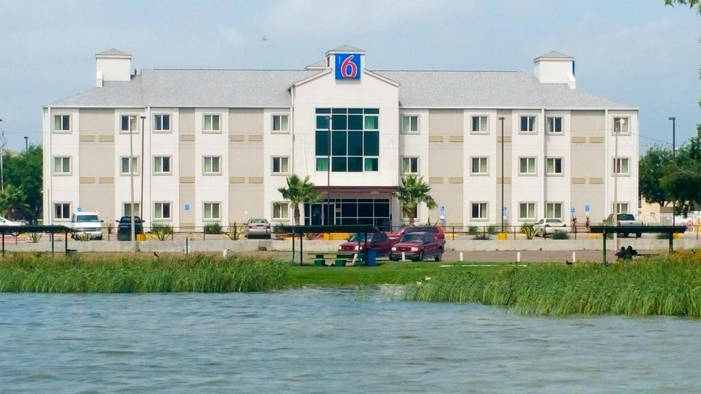 Eagle Pass Hotel | Motel 6-Eagle Pass, TX - Lakeside