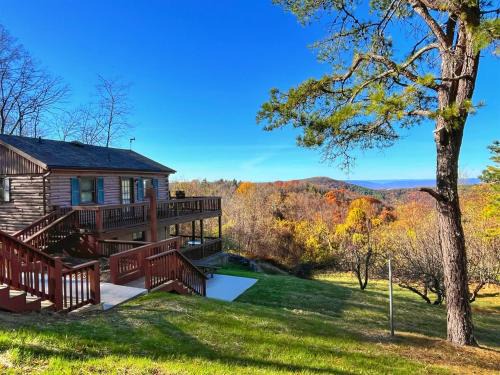 Stanley House | Mountain View Log Cabin - Cozy cabin in the Blue Ridge Mountains- New Property!