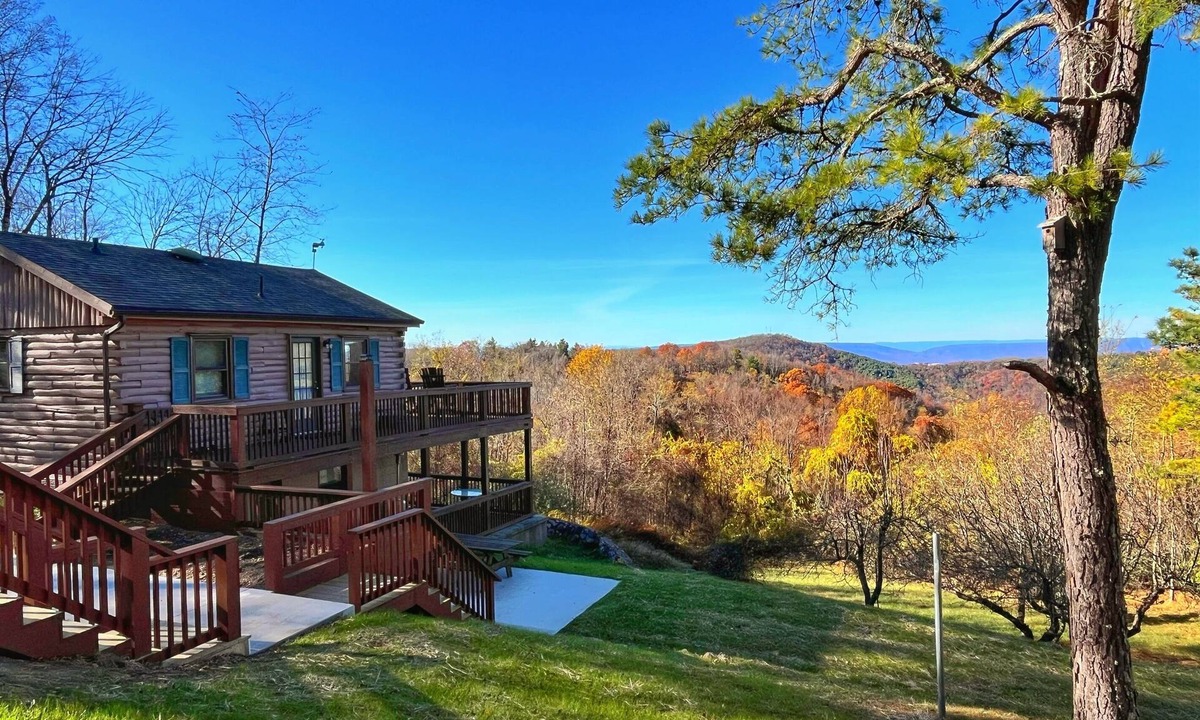 Stanley Cabin | Mountain View Log Cabin - Cozy cabin in the Blue Ridge Mountains- New Property!