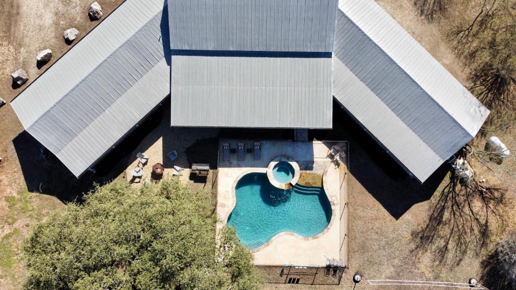 Sabinal House | Mountain Views I Pool&Hot Tub I Home for 20 Guests