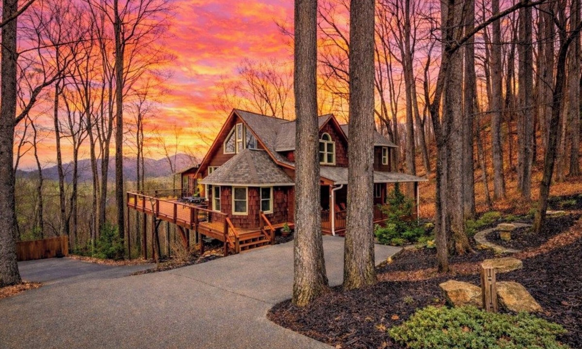Walnut Mountain Cabin | MTN views - Sleeps 10 - Large Kitchen & Living Room - Great Family Retreat