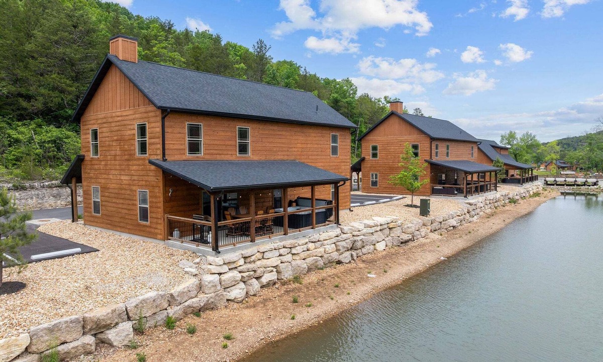 Branson House | Near Thunder Ridge & Table Rock: Private Hot Tub, Community Pool & Free Tickets