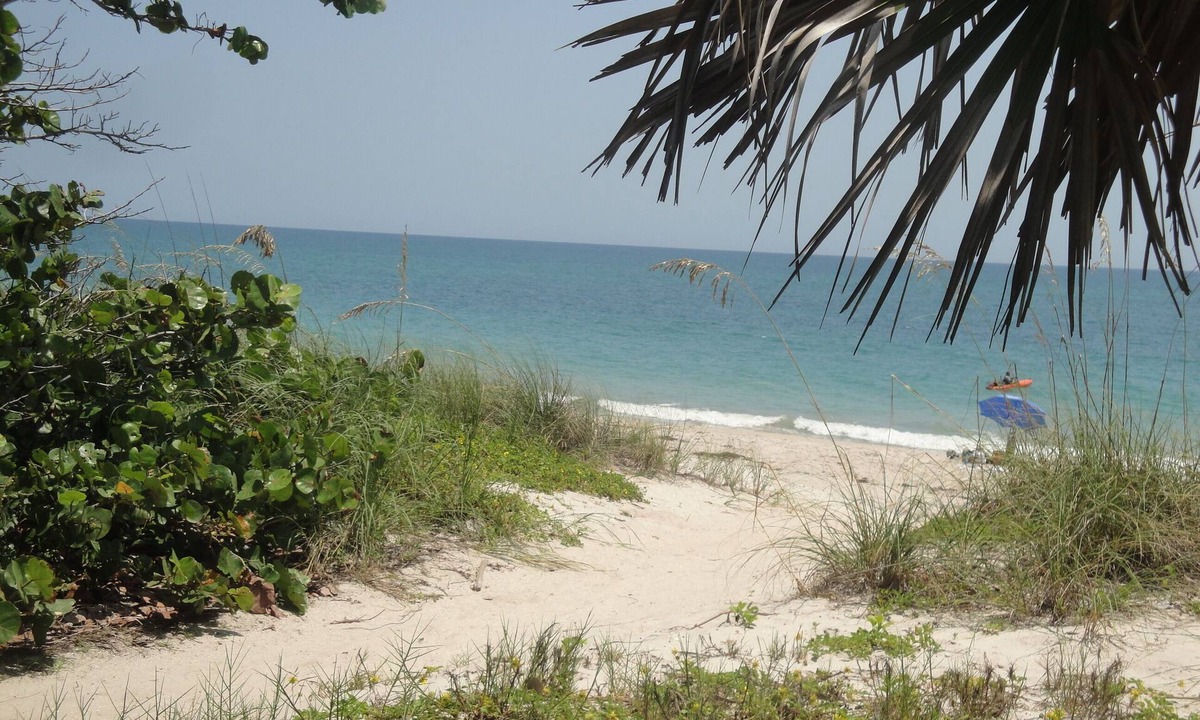 Indian River Shores Condo | NEW Coastal Chic 2bd2ba Condo Overlooking Pristinely Landscaped Tropical Grounds
