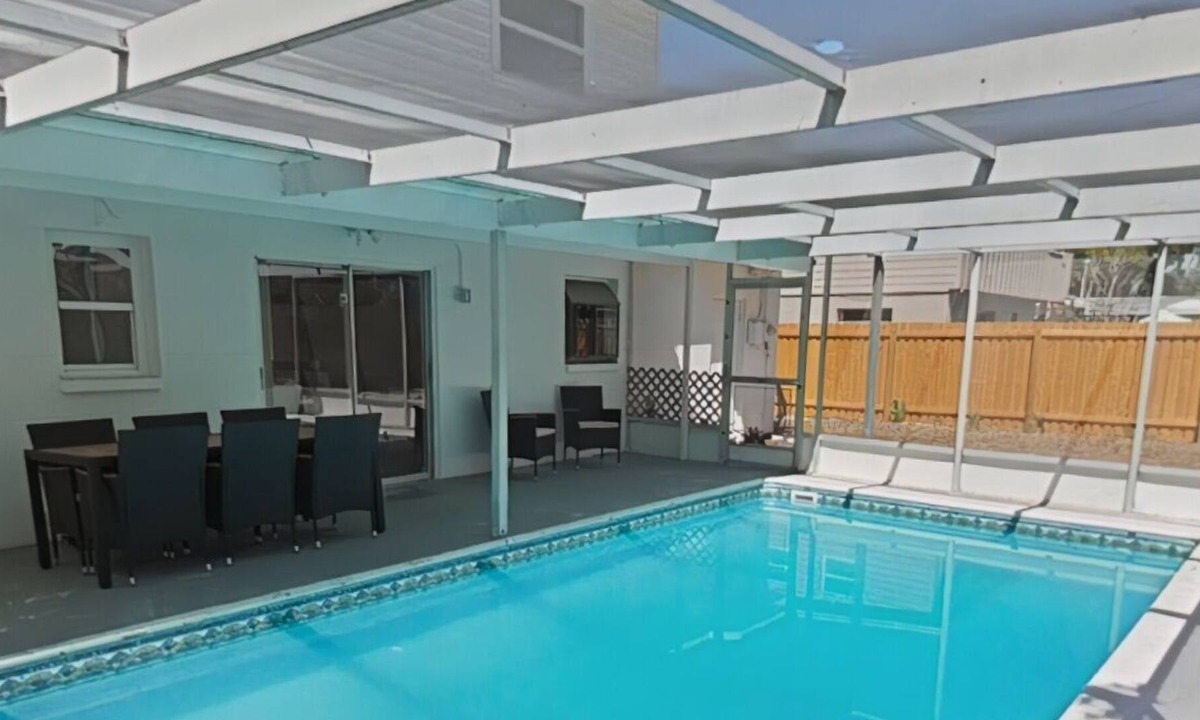 Largo House | NEW LISTING-HUGE POOL/LANAI-NEAR BEACH/SHOPS/LAKE