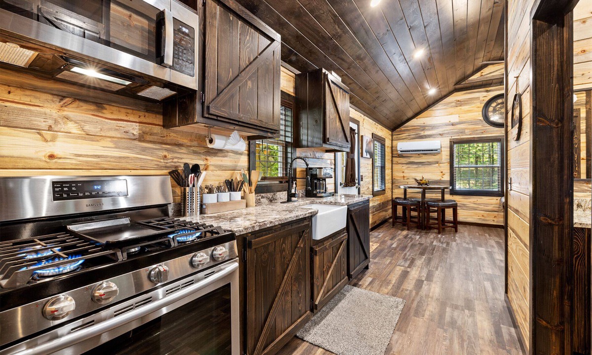 Ringold Cabin | NEW LISTING Tiny cabin, full kitchen, private back deck, fire pit, near lake