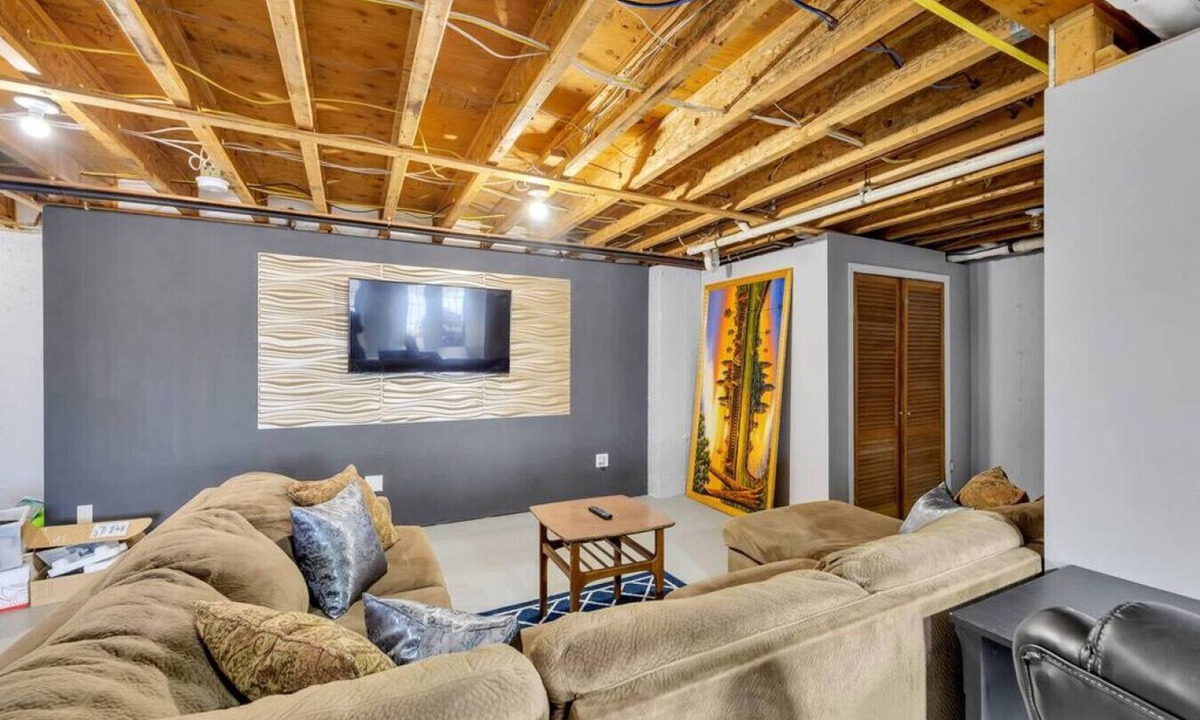 Sullivan House | New! Millstream Manor-pondside & sleeps up to 14!
