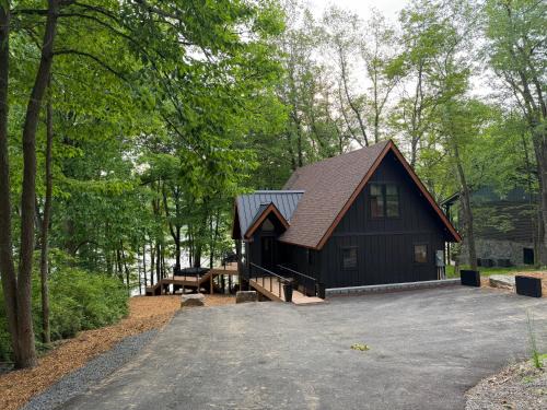 McHenry House | New Modern Lakefront Close to Wisp