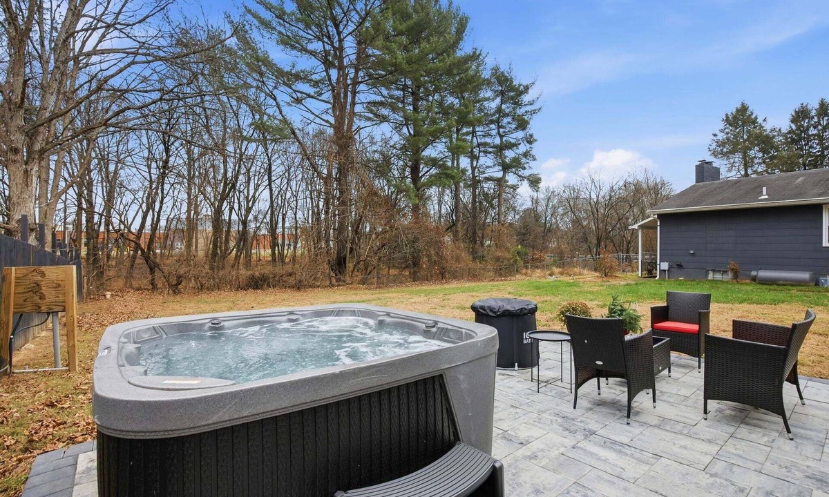 Severn Cottage | NEW! Private Luxury Spa Hot Tub Retreat with Ping Pong
