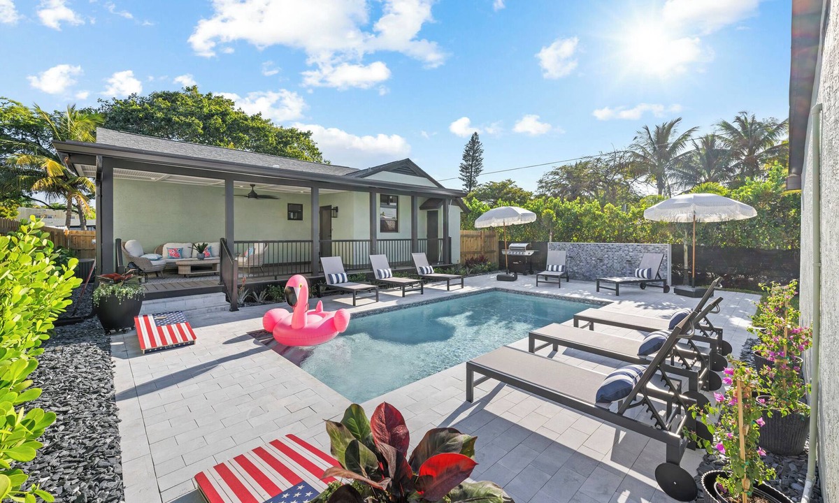 Flamingo Parks House | NEW Reno! Sleeps 14 + Heated Pool + 5 min to downtown!