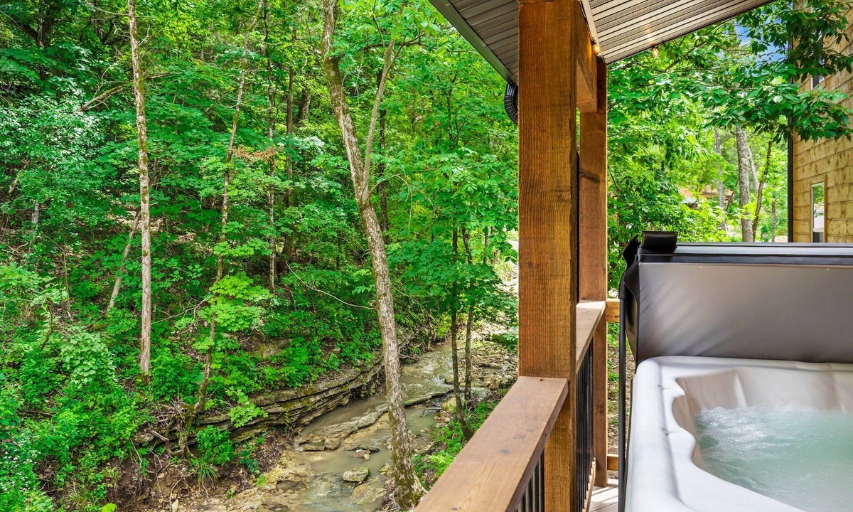 Branson House | Next-Level Vacation Getaway | King Suites, Hot Tub, Fire Pit, Free Show Tickets!