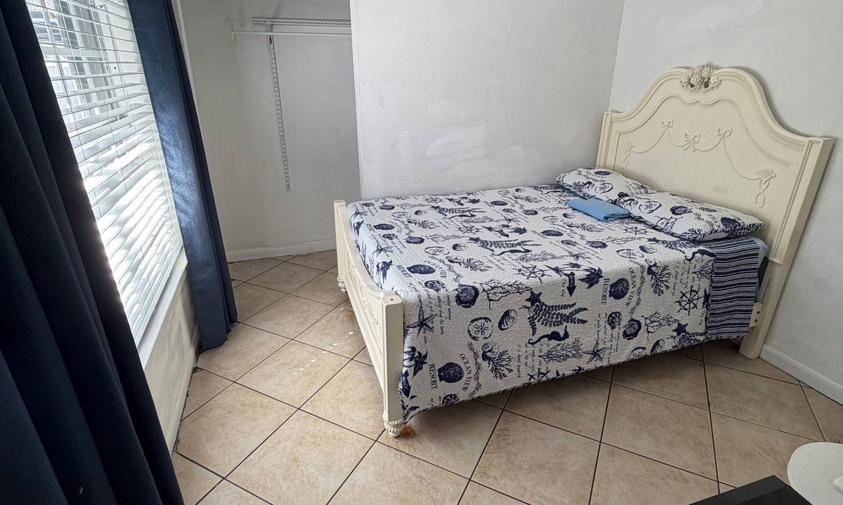 Little Havana Bed & Breakfast | Nice Room with Private Bathroom in Little Havana Miami with WiFi, AC B5