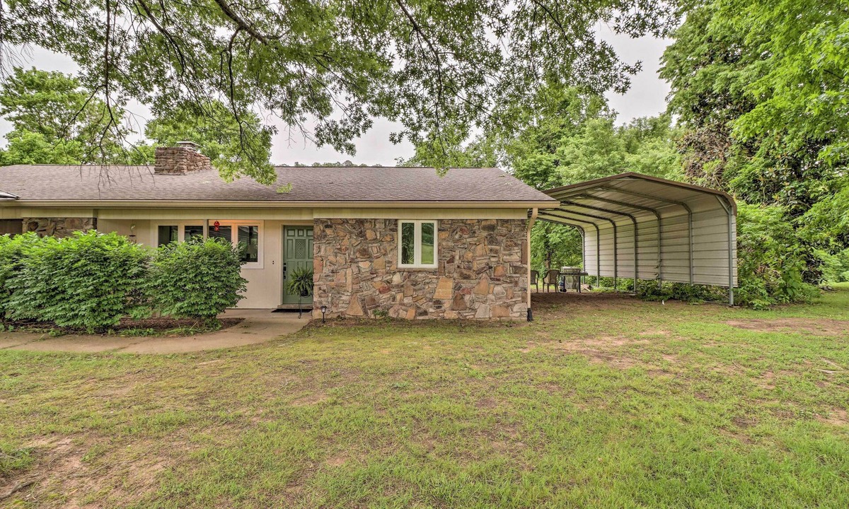 Lone Rock House | Norfork Getaway: Walk in White River Access!