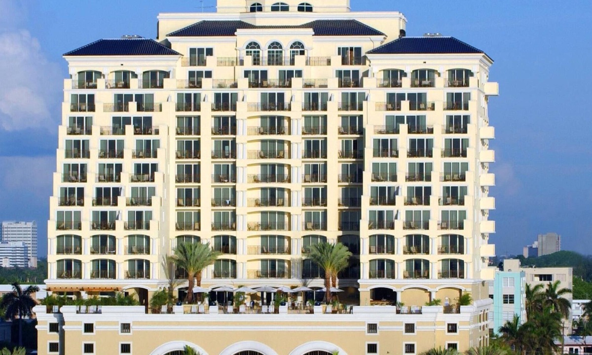 Central Beach Resort | Oceanfront Suite w/ Free WiFi, Kitchenette, & Furnished Private Balcony