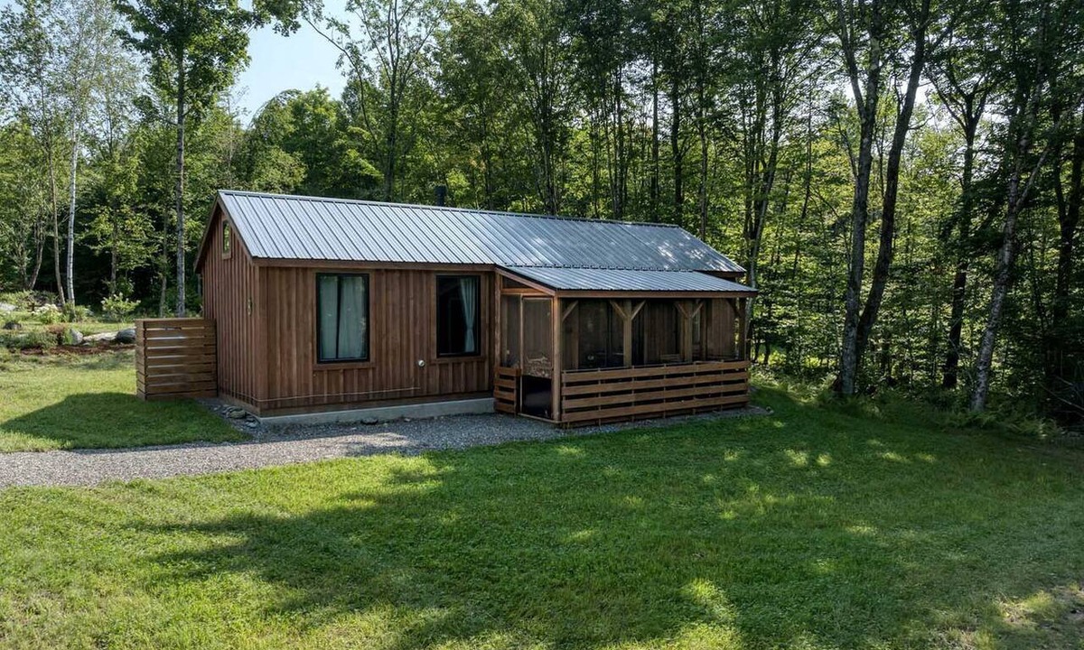 Wolcott Cottage | Off-Grid Cottage Great for a Small Family Getaway in Vermont