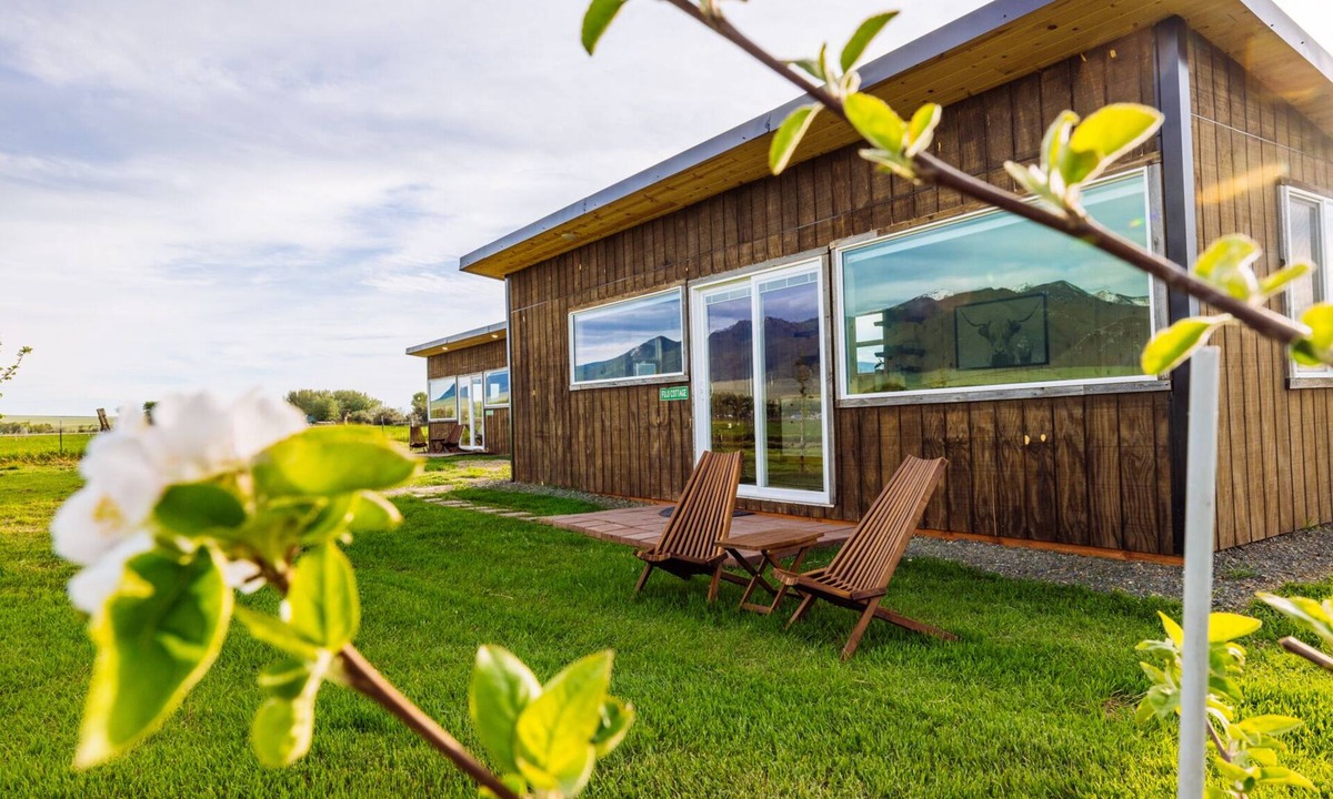 Whitehall Cottage | Off-grid tiny home in apple orchard with million-dollar mountain views!