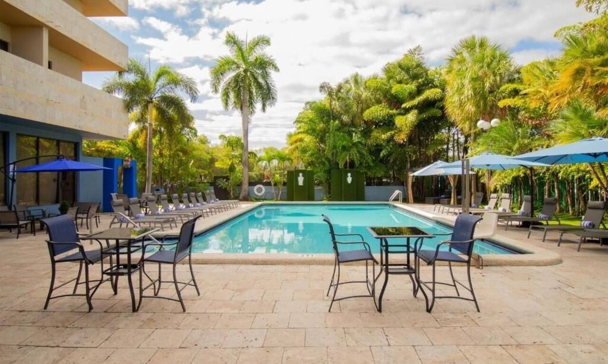 Flagami Hotel | Outdoor Pool And Free Airport Shuttle, Near Cruise Terminal | 4 Relaxing Units
